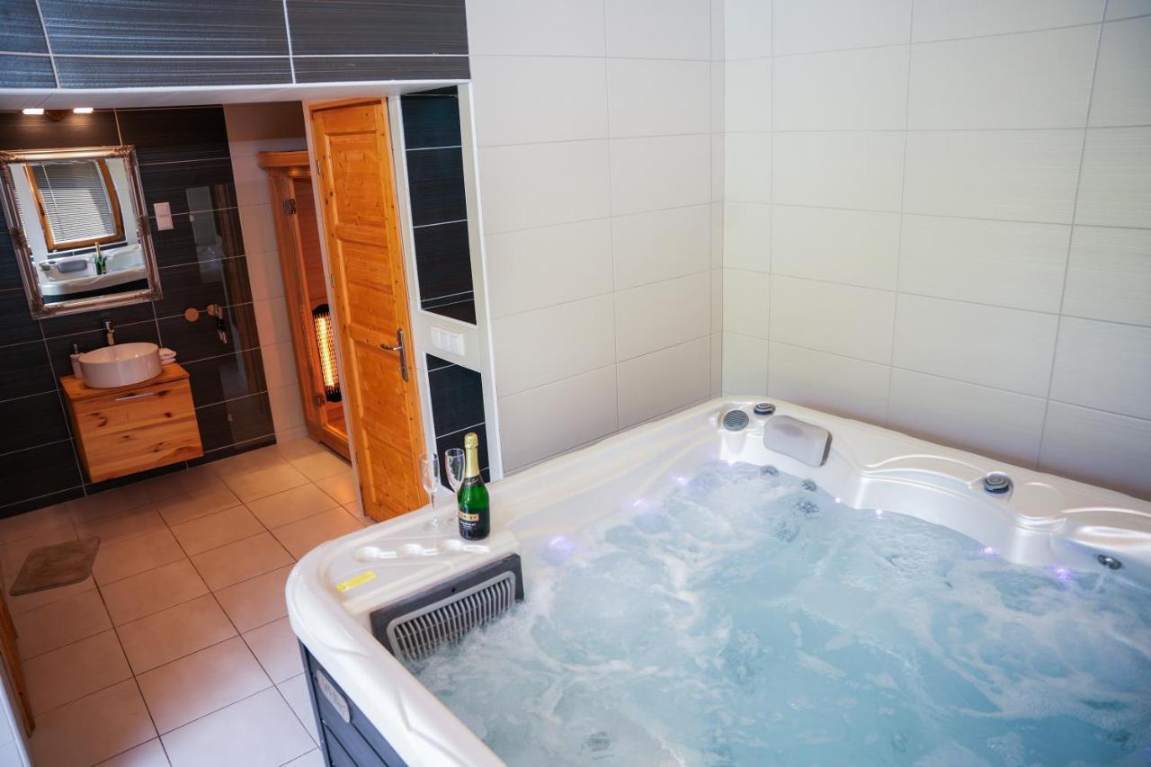 Varkert Deluxe Apartmanhaz Мішкольц Екстер'єр фото