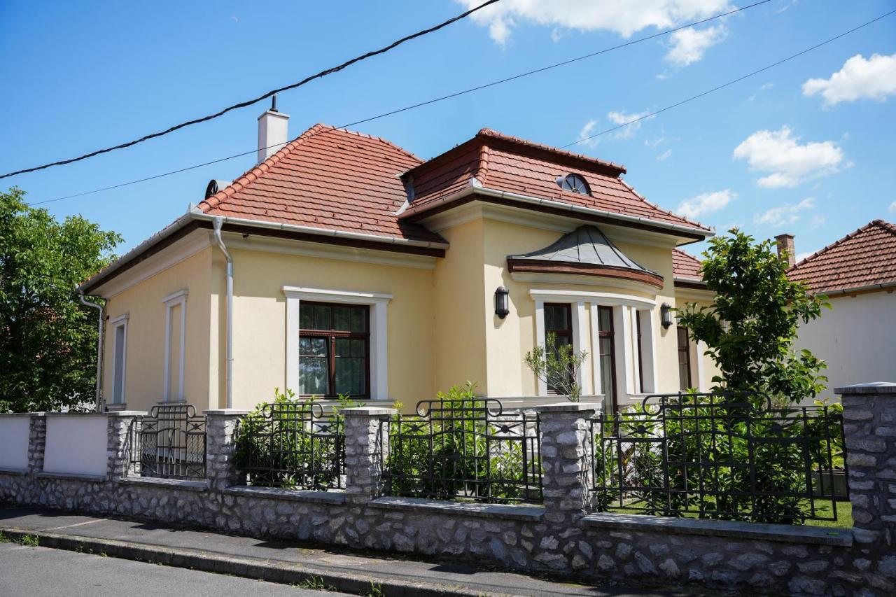 Varkert Deluxe Apartmanhaz Мішкольц Екстер'єр фото