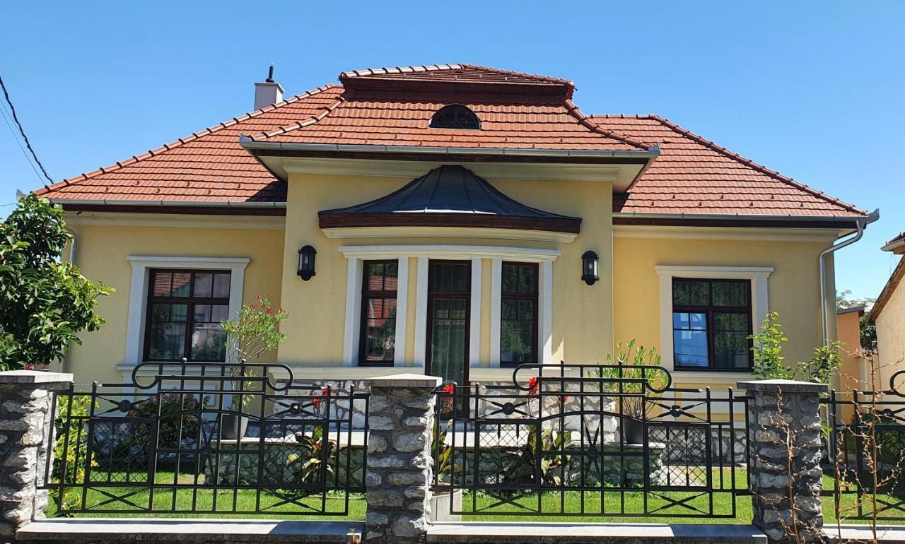 Varkert Deluxe Apartmanhaz Мішкольц Екстер'єр фото