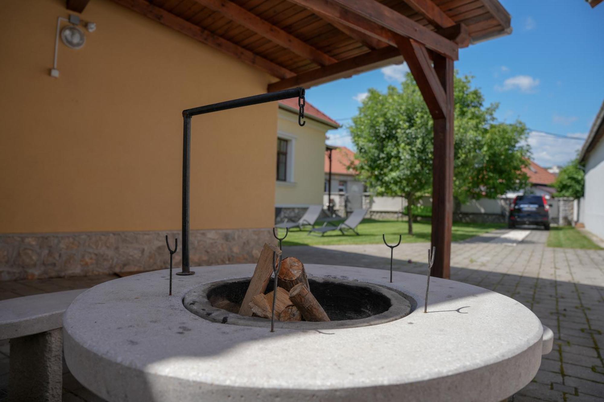 Varkert Deluxe Apartmanhaz Мішкольц Екстер'єр фото