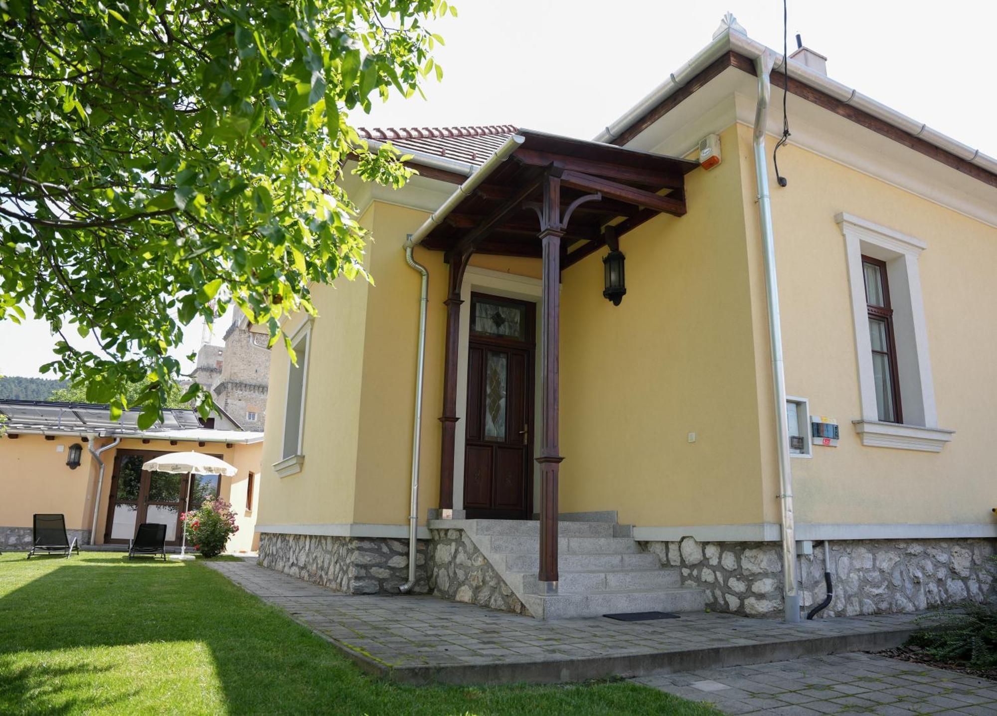 Varkert Deluxe Apartmanhaz Мішкольц Екстер'єр фото